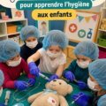 Des enfants jouant à un jeu de rôle sur l'hygiène avec un médecin en jouet.