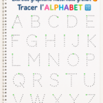 Exercice pour apprendre à tracer l'alphabet en maternelle avec des pointillés.