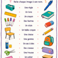 Une sélection de matériel scolaire sur une table, prête pour l'achat en ligne.