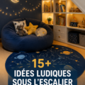 Aire de jeux ludique et fonctionnelle sous un escalier, avec des jouets colorés et un décor enfantin.