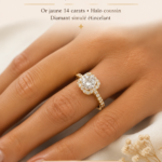 Bague de fiançailles en or jaune avec diamant simulé en halo, présentée sur un fond neutre.
