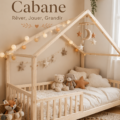 Un beau lit cabane en bois décoré pour une chambre d'enfant.