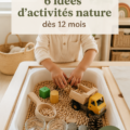 Un bébé explorant la nature avec sa mère, découvrant des fleurs et des feuilles.