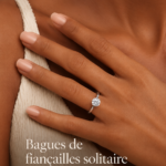 Une belle bague de fiançailles en solitaire avec un diamant étincelant sur un fond doux et romantique.
