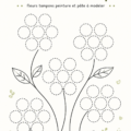 Création colorée avec fleurs, tampons et pâte à modeler