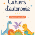 Un enfant souriant utilisant un cahier d'autonomie dans un environnement chaleureux.