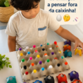 Un enfant en train de résoudre un défi créatif avec enthousiasme.