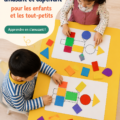 Un groupe d'enfants jouant ensemble à des jeux de société colorés dans un salon lumineux.