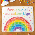 Arc-en-ciel coloré réalisé avec des cotons-tiges et présenté sur une table.