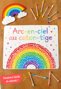 Arc-en-ciel coloré réalisé avec des cotons-tiges et présenté sur une table.