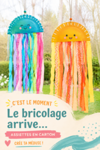 Une décoration en papier crépon en forme de soleil réalisée par des enfants dans une ambiance joyeuse.