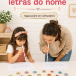 Un enfant jouant avec un jeu de lettres éducatif basé sur son nom