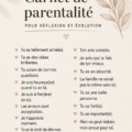 Une femme écrivant dans un journal parental, entourée de jouets pour enfants, symbolisant la parentalité chaleureuse.
