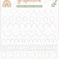 Un enfant en train d'explorer des ressources de graphisme en maternelle, entouré de crayons et de papiers colorés.