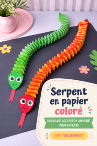 Un serpent en papier coloré réalisé par des enfants, illustrant une activité manuelle créative.