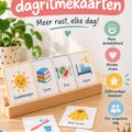 Exemple de cartes de routine imprimables pour enfants sur une table en bois.