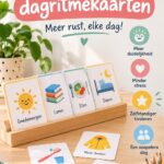 Exemple de cartes de routine imprimables pour enfants sur une table en bois.