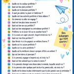 Enfants riant pendant une activité à la maison, posant des questions amusantes.