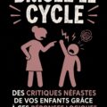 Parent écoutant attentivement son enfant dans un cadre chaleureux