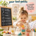 Une jeune maman aide son enfant à se préparer le matin dans une ambiance calme et chaleureuse.