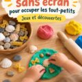 Un enfant souriant jouant avec des blocs colorés, une activité sans écran stimulante.