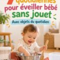 Un bébé heureux explorant des objets du quotidien comme des ustensiles de cuisine, illustrant l'éveil sans jouet.
