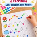 Un enfant joue avec des gommettes pour apprendre à tracer des lettres