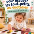 Une maman jouant avec son tout-petit sur un tapis éducatif, illustrant l'importance des jeux simples.